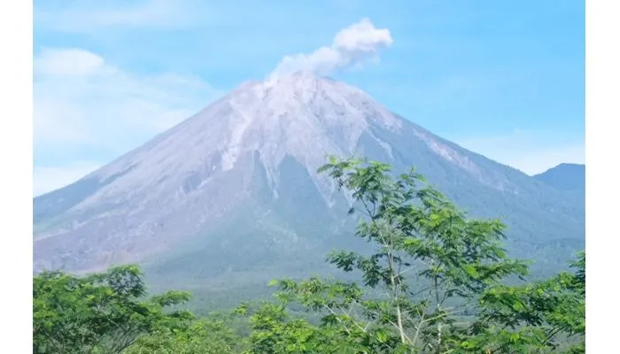Gunung Semeru Kembali Erupsi dengan Ketinggian Asap 700 M, Waspadai Potensi Awan Panas dan Lahar!