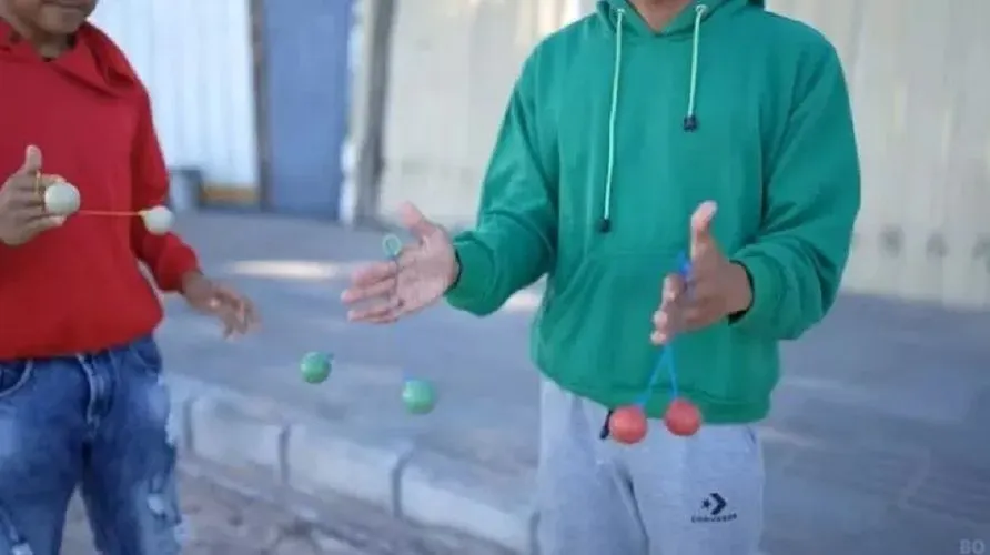 Ilustrasi lato-lato.