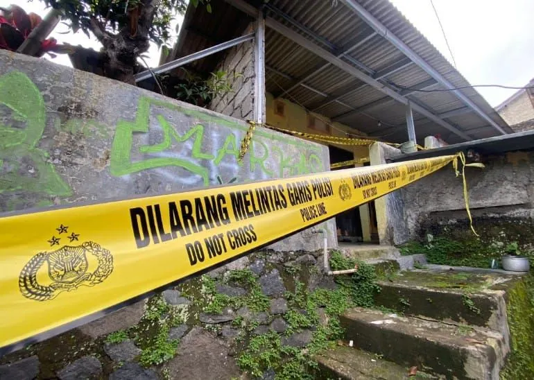 Garis polisi terpasang di depan kontrakan tempat ditemukannya pria paruh baya yang tewas di Sukaraja, Bogor.