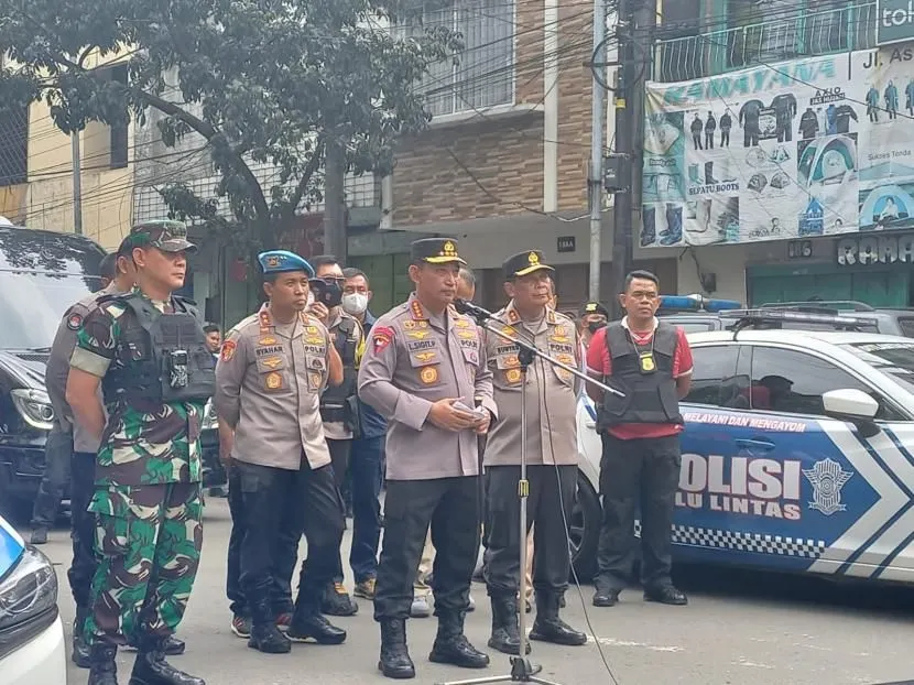 Kapolri Jenderal Pol Listyo Sigit Prabowo bersama Kapolda Jawa Barat Irjen Pol Suntana memberikan keterangan pers kepada awak media di Jalan Astana Anyar pascabom bunuh diri di Polsek Astana Anyar, Kota Bandung, Rabu, 7 Desember 2022.