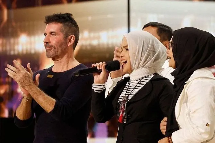 Putri Ariani dan Simon Cowell di panggung America's Got Talent