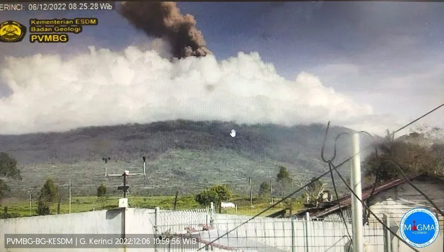 Gunung Kerinci alami erupsi, masyarakat diimbau waspada