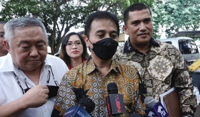 Jaksa Tuntut Roy Suryo (tengah) Hukuman Penjara 1 Tahun 6 Bulan di Kasus Meme Stupa Borobudur