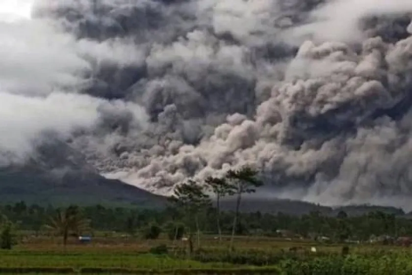 Peringatan! Gunung Semeru Kembali Erupsi dengan Ketinggian 1000 M, Masyarakat Diminta Waspada