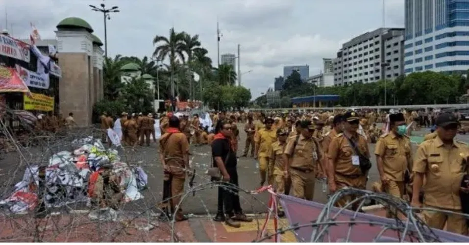 Ratusan Kepala Desa Berbondong-bondong Demo di Gedung DPR, Tuntut Masa Jabatan yang Dinilai Terlalu Singkat