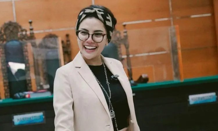 Nikita Mirzani menyebut bahwa Hakim terbuai dengan sanjungan netizen akibat dari putusan Hakim menjatuhkan hukuman 1,5 tahun untuk Richard Eliezer
