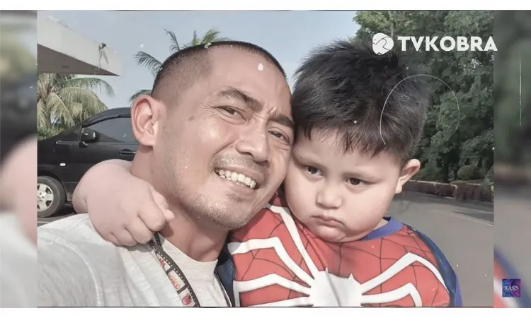 Potret Yama Carlos dengan sang buah hati. Yama Carlos kini tengah menjalani persidangan perceraian dengan sang istri.