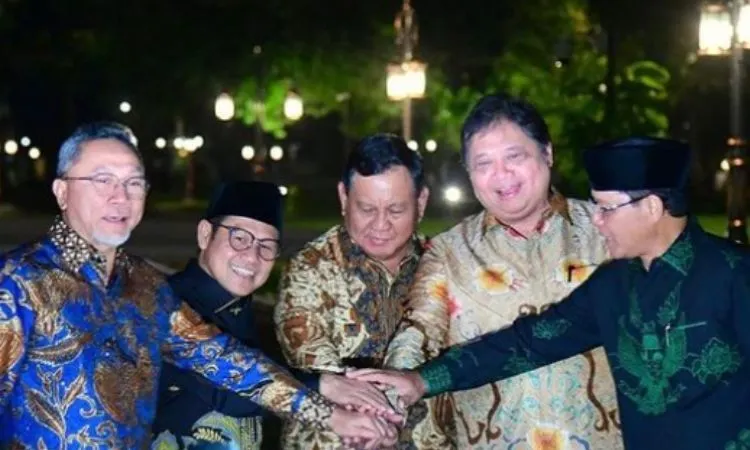 Foto dari Prabowo Subianto medatangi Verified Halal Bi Halal sekaligus pertemuan dengan Presiden RI. Diketahui Prabowo Subianto akan maju menjadi capres di pemilu 2024 dan telah mengantongi nama untuk cawapres.