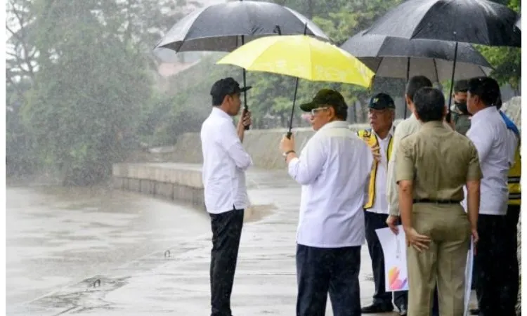 Presiden Republik Indonesia, Joko Widodo menindaklanjuti pekerjaan normalisasi kali Ciliwung dimana sebelumnya sempat tertunda pada masa jabatan Gubernur DKI Jakarta, Anies Baswedan.
