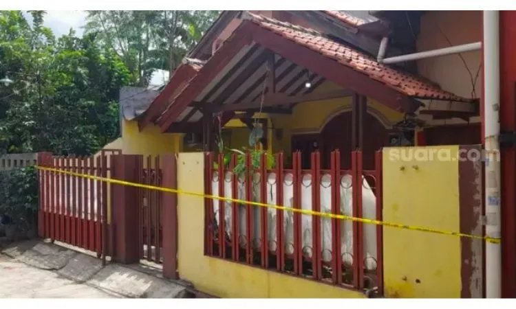 Rumah yang berlokasi di Bekasi, Jawa Barat ini adalah saksi bisu tragisnya dua perempuan yang tewas dan mayat dari mereka dicor didalamnya