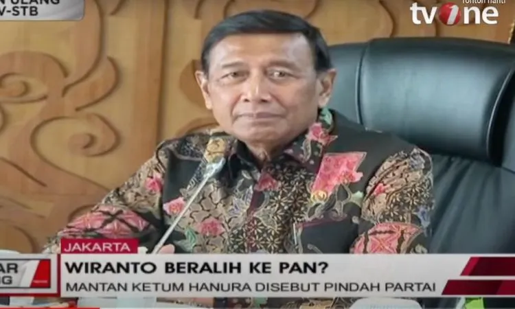 Wiranto yang menjabat sebagai Ketua Umum Partai Hati Nurani Rakyat (HANURA) dikabarkan akan bergabung dengan Partai Amanat Nasional (PAN)