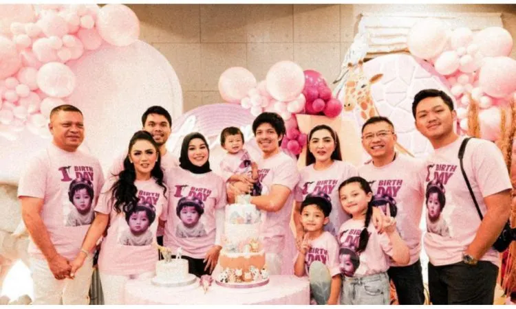Atta Halilintar dan keluarga dari Aurel Hermansyah baru saja merayakan ulang tahun dari Ameena. Netizen mengomentari keluarga dari Atta Halilintar yang tak pernah menghadiri acara bersama dengan keluarga besar lainnya.