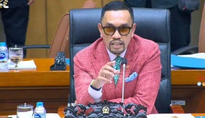 Wakil Ketua Komisi III DPR RI, Ahmad Sahroni, menantang Pj Gubernur DKI Jakarta, Heru Budi Hartono untuk membereskan ruko yang menyerobot saluran air dan bahu jalan di Pluit, Jakarta Utara (Jakut).