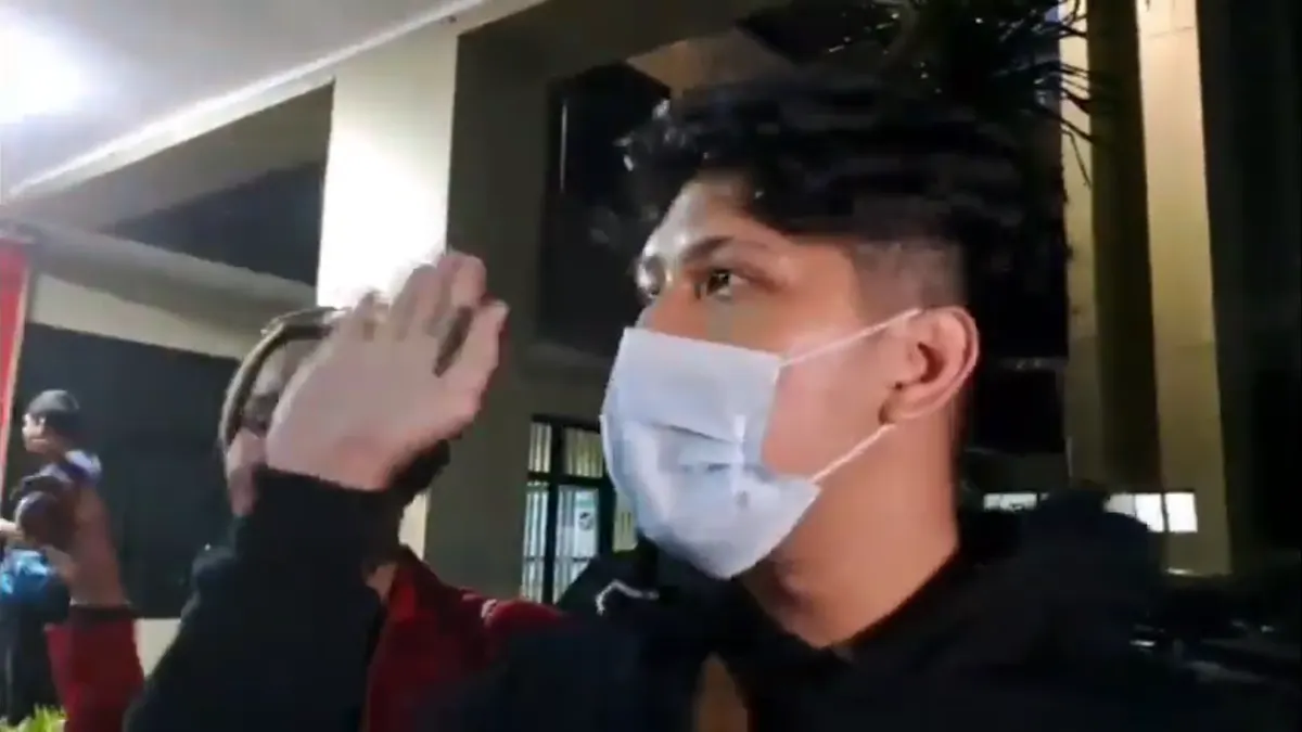 Aktor terkenal Ammar Zoni ditangkap di kasus pemakaian narkoba jenis sabu, kini dijenguk sang adik Aditya Zoni di Polres Jakarta Selatan.