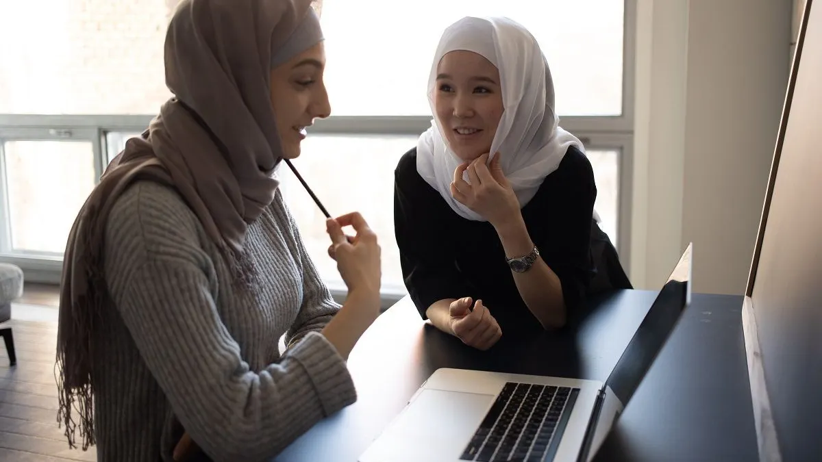 Jadi, jika kamu sedang mempertimbangkan untuk mengambil jurusan hukum saat kuliah nanti, simak sampai tuntas ulasan berikut ini.