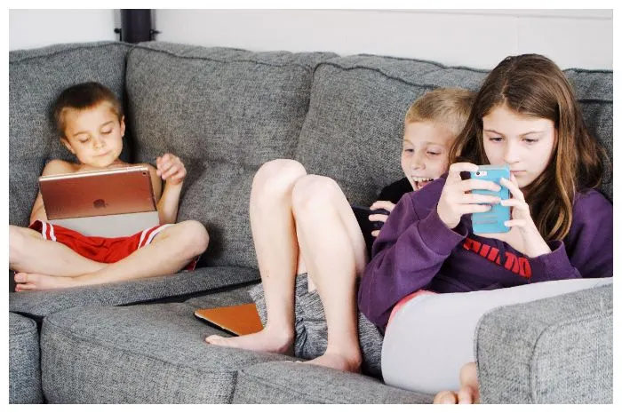 Ilustrasi Anak Bermain Gadget