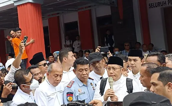 Anas Urbaningrum saat keluar dari Lapas Sukamiskin Bandung .