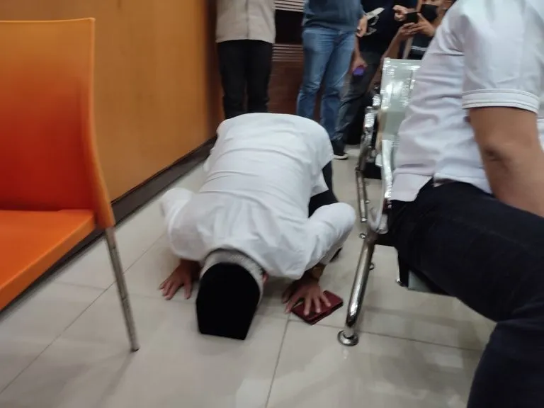 Ayah Arif Rachman Arifin sujud syukur atas vonis yang dijatuhkan pada anaknya
