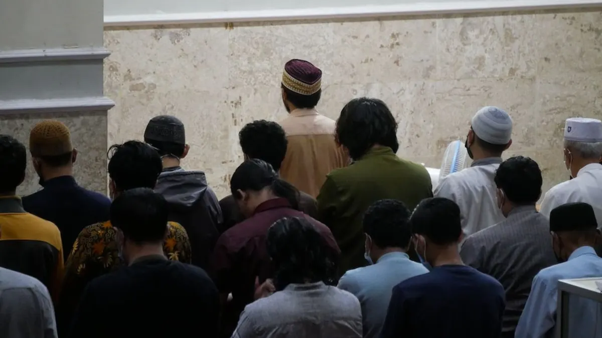 Ilustrasi bacaan dzikir dan doa selepas salat Tarawih.
