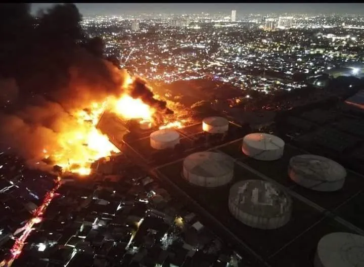Pasca kebakaran Depo Pertamina Plumpang pada Jumat, 3 Maret 2023 timbul polemik terkait legalitas kependudukan warga di Tanah Merah.