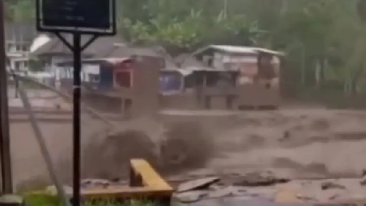 Banjir lahar dingin tersebut bahkan menyebabkan putusnya jembatan penghubung antara Kabupaten Malang dan Lumajang.