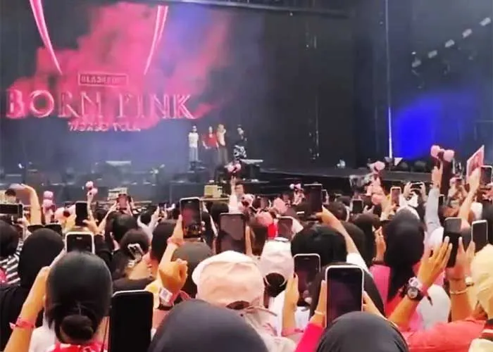 Para penggemar BLACKPINK di seluruh dunia sangat menantikan konser mereka di Gelora Bung Karno (GBK) Jakarta pada tanggal 11 dan 12 Maret 2023.