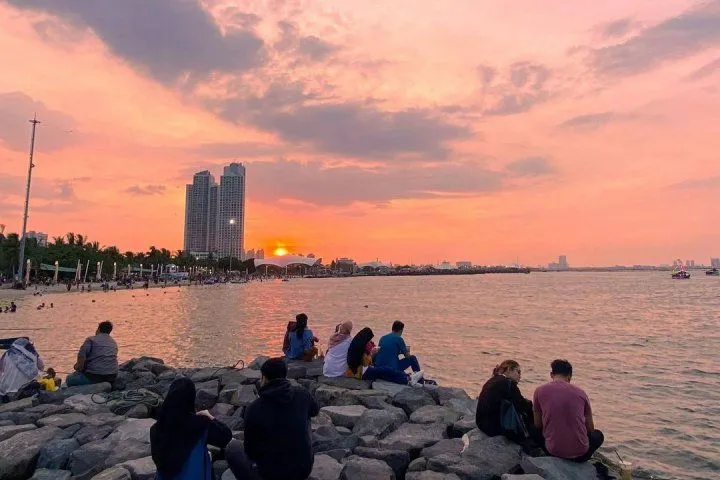 Suasana di Pantai Ancol
