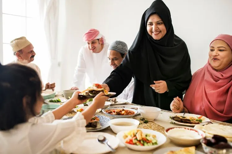 Ilustrasi. Bagaimana hukumnya makan sebelum salat Idul Fitri seringkali menjadi pertanyaan umat muslim ketika Lebaran tiba.