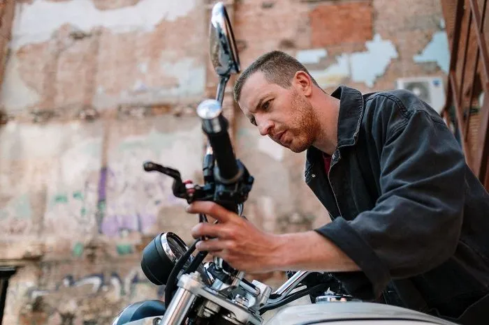 Cek&nbsp;4 Tanda Minyak Rem Motor Harus Diganti, Apa Saja?