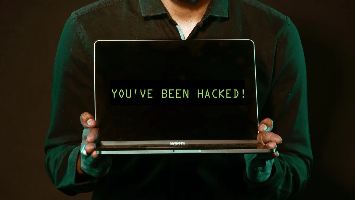 Tanda-tanda yang perlu kamu perhatikan dan langkah-langkah yang dapat diambil untuk mengatasi masalah laptop yang diretas atau kena hack.