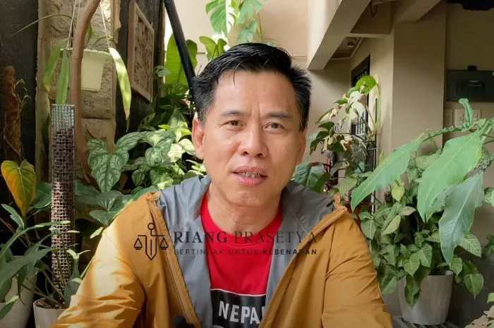 Ketua RT 11 Kelurahan Pluit, Riang Prasetya mengatakan bahwa ia tak ingin polemik tentang ruko penyerobot saluran air dan bahu jalan di wilayahnya jadi bola liar.
