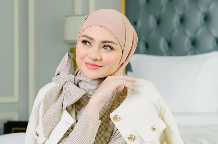 Nathalie Holscher yang terlihat lega setelah mendapat suguhan dari Ustaz Derry Sulaiman usai dirinya memutuskan untuk melepas hijabnya.