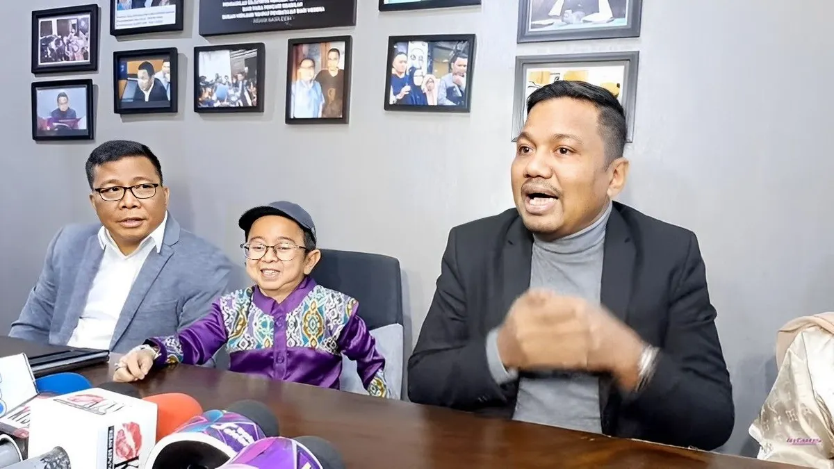 Daus Mini ketika konferensi pers bersama pengacara terkait perceraian bersama Shelvie