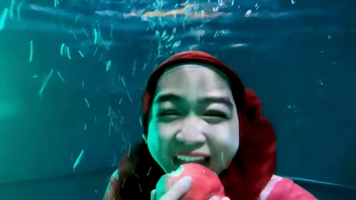 Dalam rangka bagikan THR online untuk followers-nya, YouTuber Ria Ricis rela sahur sambil menyelam di kolam renang.