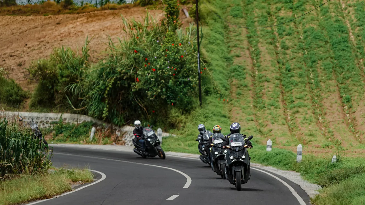 Perjalanan touring jarak jauh Navigate to The MAX : Tour de Sumatera yang menjadi ajang eksplorasi keindahan alam dan budaya tanah Sumatera menggunakan skutik XMAX Connected