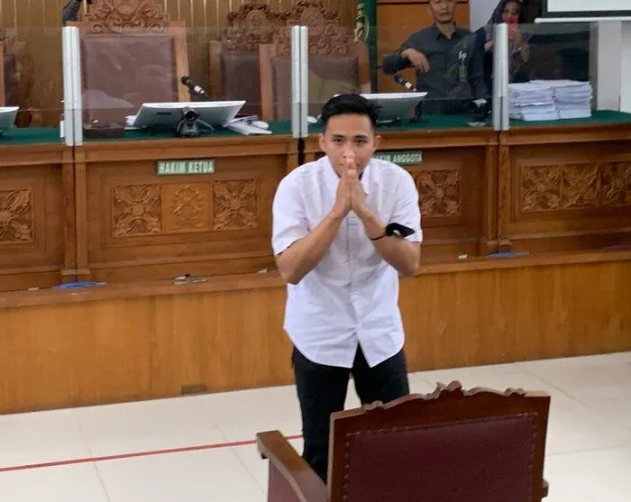 Bharada Richard Eliezer saat menerima vonis hukuman penjara oleh hakim di Pengadilan Negeri Jakarta Selatan