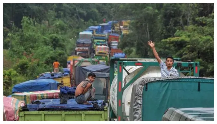 PARAH! Viral Ribuan Truk Pengakut Batu Bara Terjebak Macet di Jambi, Warganet Keluhkan Hal Ini Pada Pemerintah!