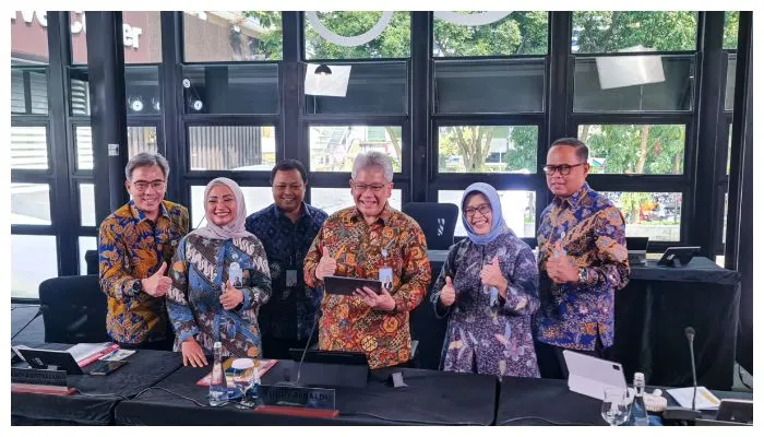Direktur Utama bank bjb, Yuddy Renaldi (tengah batik coklat) bersama jajaran.