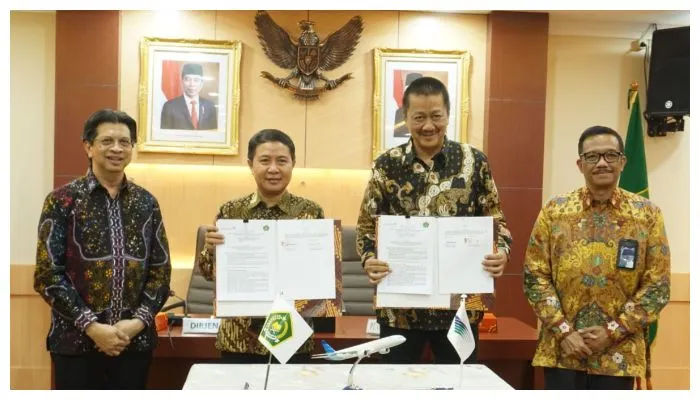 Dirjen PHU Hilman Latief dan Dirut PT Garuda Indonesia Irfan Setiaputra tandatangani kerja sama penerbangan jemaah haji Indonesia.
