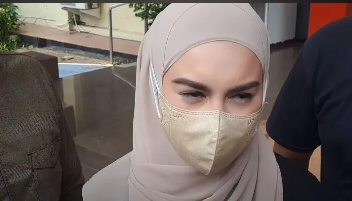 Irish Bella saat menjenguk Ammar Zoni, suaminya yang tertangkap kasus narkoba
