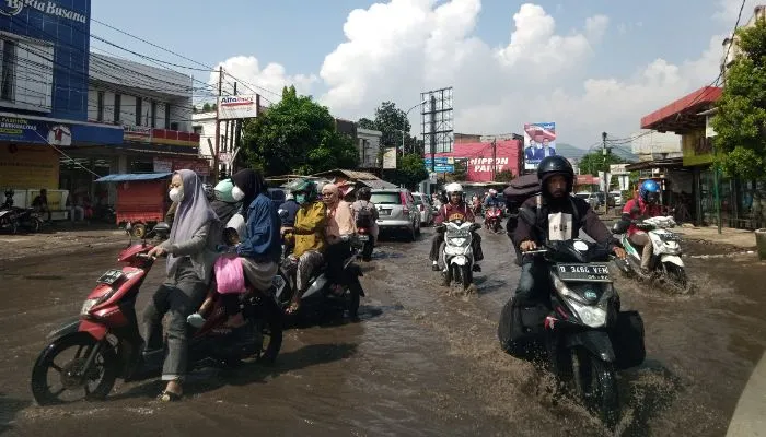 Banjir di Kabupaten Bandung. Dengan beberapa tips perawatan yang tepat, kamu dapat menjaga motor matic tetap dalam kondisi optimal bahkan selama musim hujan.