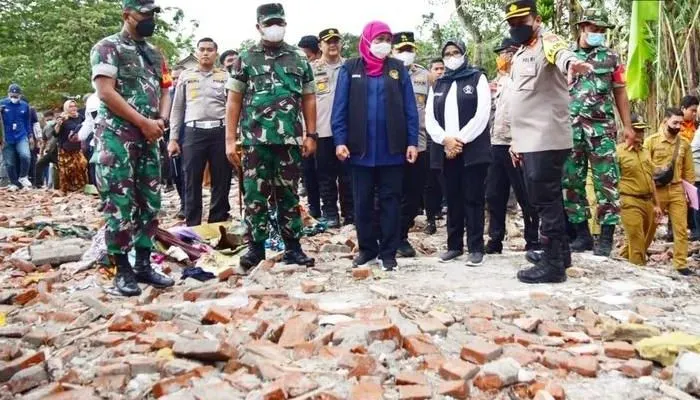 Gubernur Jawa Timur Khofifah Indar Parawansa meninjau lokasi ledakan di Blitar.(Tangkap Layar Instagram khofifah.ip)