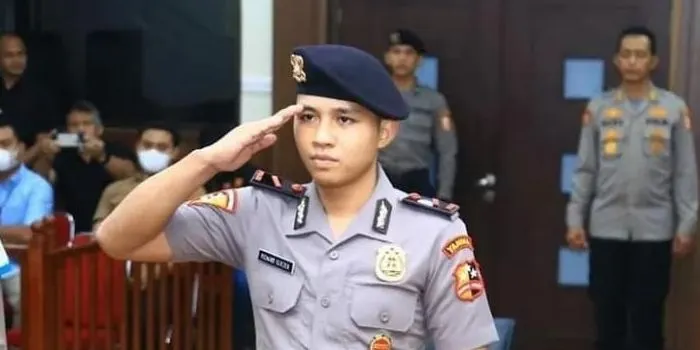 Richard Eliezer sedang memberikan hormat di ruang sidang kode etik Polri.(Tangkap Layar Instagram ronnytalapessy)
