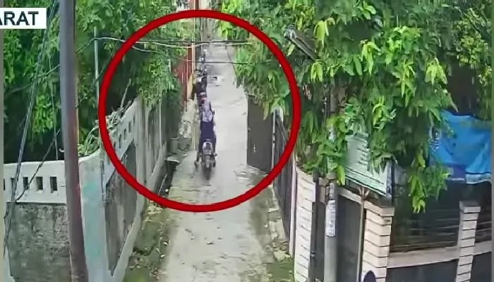 Tertangkap CCTV - rekaman CCTV menunjukkan detik-detik aktivitas dua perempuan yang mengunjungi salah satu kontrakan di wilayah Harapan Jaya, Bekasi, Jawa Barat sebelum ditemukan tewas mengenaskan.