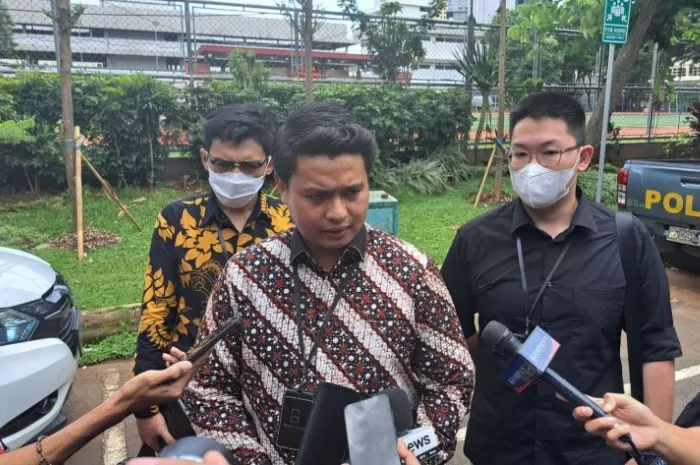 Kuasa hukum AG Mangatta Toding Allo memberi keterangan saat mendatangi Polda Metro Jaya, Senin 6 Maret 2023.