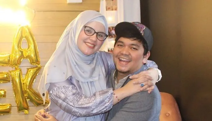 Potret kebersamaan Aldila Jelita-Indra Bekti. Aldila Jelita menggugat cerai sang suami, Indra Bekti usai melewati masa kritis dari pendarahan otak dan telah membina rumah tangga selama 13 tahun.