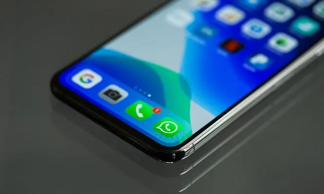 Ilustrasi cara membuat WhatsApp terlihat offline padahal online agar libur cuti bersama Lebaran lebih tenang.