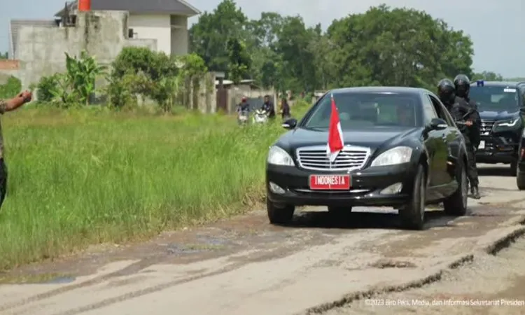 Semobil bersama Zulkifli Hasan yang berasal dari Lampung, Presiden Jokowi melintasi sejumlah jalan rusak, Jumat, 5 Mei 2023.