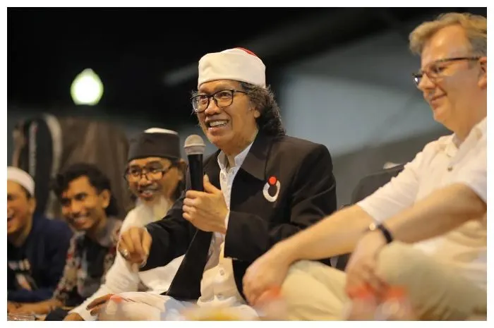 Kabar Cak Nun dilarikan ke rumah sakit dibenarkan oleh akademisi Universitas Airlangga, Suko Widodo, yang merupakan sahabat Cak Nun.