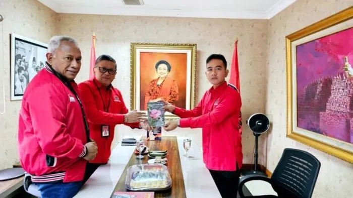 Walikota Solo Gibran Rakabuming Raka sedang mendapatkan sorotan dari partai politik pengusungnya yakni PDI Perjuangan (PDIP).